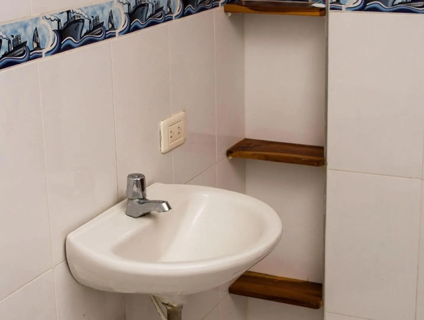 Room In Guest Room - Hb1 Room In La Boquilla Cartaena With Air Conditioning And Jacuzzi Картахена